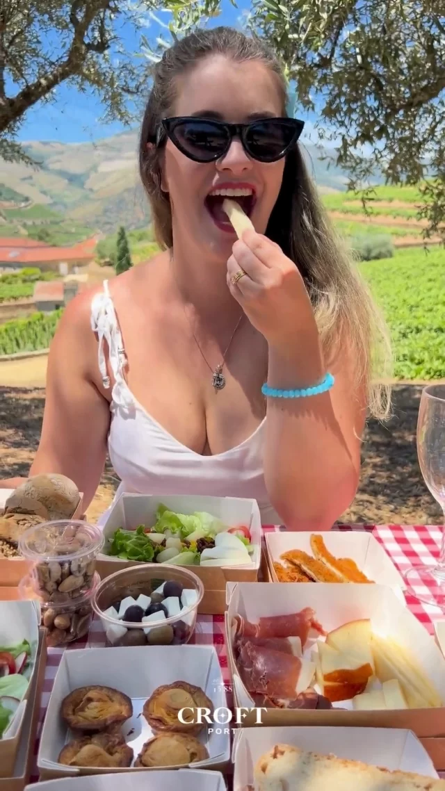 Vistas deslumbrantes, vinhos icónicos e um piquenique memorável.

No verdadeiro coração do Vale do Douro, desfrute de um piquenique composto por uma seleção deliciosa de iguarias tradicionais.

Reserve já e brinde à Quinta da Roêda!

//

Stunning views, iconic wines and a memorable picnic.

In the true heart of the Douro Valley, enjoy a picnic consisting of a delicious selection of traditional delicacies.

Book now and toast to Quinta da Roêda!

//

In the video: @sigoporai

#CroftPort #QuintaDaRoeda #Picnic #PortWine