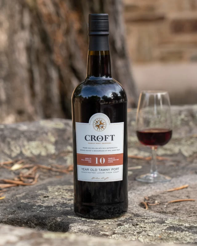 Com uma atraente cor tawny com auréola âmbar e um nariz complexo, o Croft 10 Anos Tawny é perfeito para harmonizar com um crème brûlée ou uma tarte tatin.

//

With an attractive tawny colour with an amber halo and a complex nose, Croft 10 Year Old Tawny is perfect for pairing with a crème brûlée or tatin pie.

//

#CroftPort #TawnyPort #PortWine #VinhodoPorto
