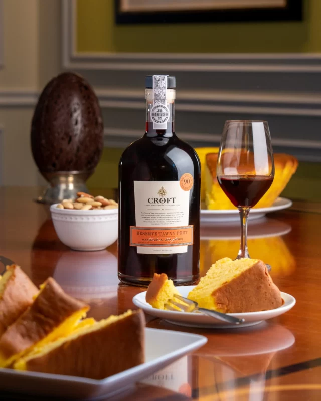A Páscoa, com a sua doce solenidade e promessas de novos começos, convida-nos a saborear o tempo - com os sabores certos. E que melhor companhia para a mesa pascal do que um cálice de Croft Reserve Tawny? 

Com os seus aromas a frutos secos e especiarias subtis, este vinho revela-se um clássico reconfortante, perfeito para acompanhar sobremesas tradicionais ou um simples quadrado de chocolate negro.

Desejamos-lhe uma Páscoa repleta de harmonia, alegria e pequenos prazeres bem escolhidos.

//

Easter, with its sweet solemnity and promises of new beginnings, invites us to savour time - with the right flavours. And what better companion for the Easter table than a glass of Croft Reserve Tawny? 

With its aromas of dried fruit and subtle spices, this wine proves to be a comforting classic, perfect with traditional desserts or a simple square of dark chocolate.

We wish you an Easter full of harmony, joy and small well-chosen pleasures.

//

#CroftPort #HappyEaster