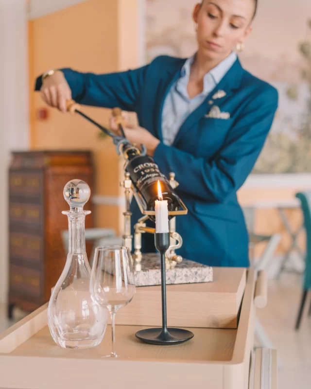 Há momentos que nos transportam no tempo. Abrir uma garrafa de Croft Vintage 1955 é um desses rituais - não apenas pela idade venerável deste vinho do Porto, mas pela forma como é revelado: com fogo.

A abertura a fogo é mais do que uma técnica: é uma celebração. Um momento de reverência ao tempo, à tradição e ao savoir-faire que distingue a Croft desde 1588 - a mais antiga casa de vinho do Porto em atividade.

//

There are moments that transport us back in time. Opening a bottle of Croft Vintage 1955 is one of those rituals - not just because of the venerable age of this Port, but because of the way it is revealed: with fire.

Opening by fire is more than a technique: it's a celebration. A moment of reverence for time, tradition and the savoir-faire that has distinguished Croft since 1588 - the oldest active Port house.

//

#CroftPort #PortWine #VintagePort