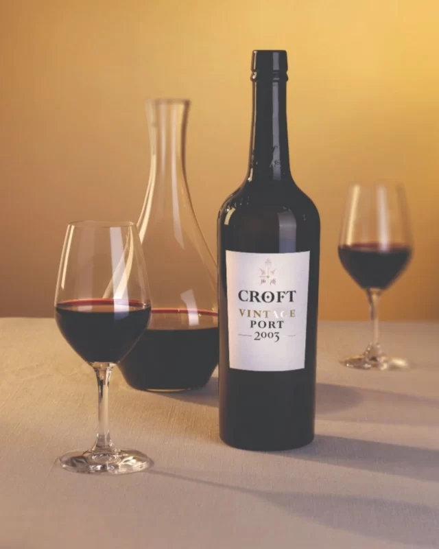 Com um nariz poderoso e uma irresistível abundância de fruta e delicadas notas aromáticas de flor da esteva, o marcante Vintage 2003 da Croft obteve 95 pontos de James Suckling e 96 pontos de Neil Martin.

//

With a powerful nose and an irresistible abundance of fruit and delicate aromatic notes of cistus blossom, Croft's striking Vintage 2003 was awarded 95 points by James Suckling and 96 points by Neil Martin.

//

#CroftPort #VintagePort #PortWine