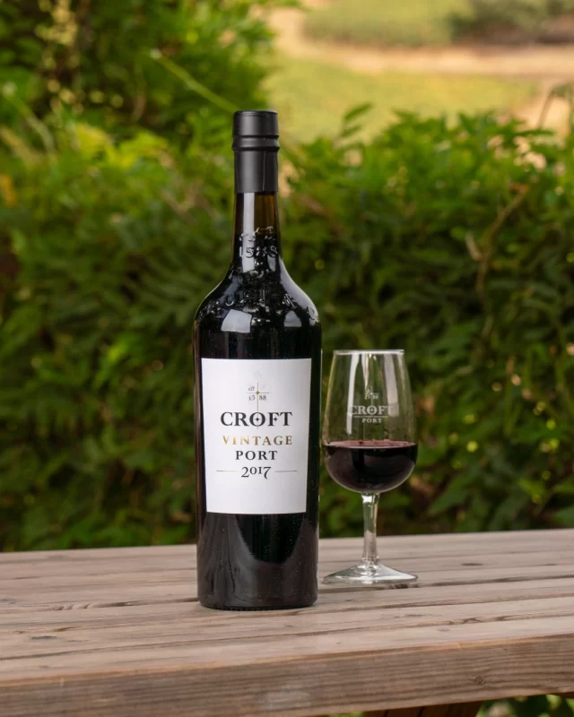 Nascido do lendário terroir da Quinta da Roêda, o Croft Vintage 2017 é um poema engarrafado. Um ano icónico, que nos brindou com vinhos de estrutura poderosa, aromas intensos e um caráter vibrante.

Com fruta preta exuberante, notas florais e taninos finos mas firmes, este Vintage intenso, profundo e cheio de vida - com um futuro brilhante pela frente, mas já irresistivelmente sedutor agora.

//

Born from the legendary terroir of Quinta da Roêda, Croft Vintage 2017 is a bottled poem. An iconic year, which gave us wines with a powerful structure, intense aromas and a vibrant character.

With lush black fruit, floral notes and fine but firm tannins, this Vintage is intense, deep and full of life - with a bright future ahead of it, but already irresistibly seductive now.

//

#CroftPort #VintagePort #PortWine